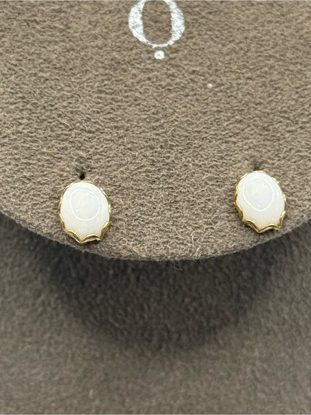 Vintage 14k Gold White eithopian opal Oval Stud Earrings
